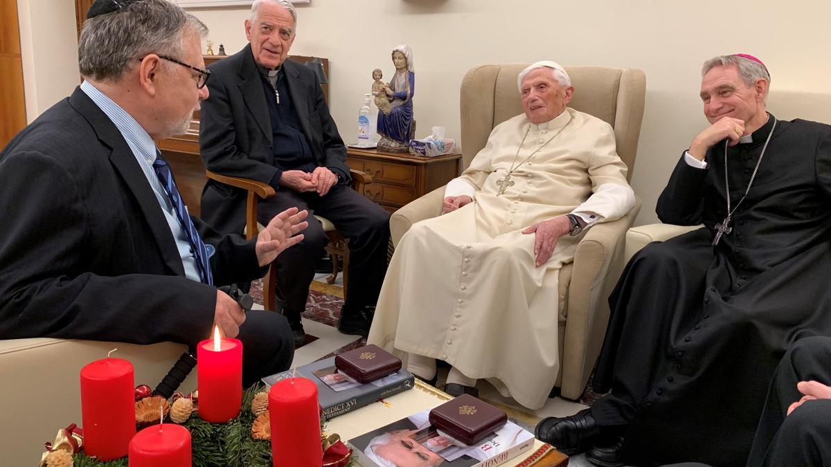 El Papa emérito Joseph Ratzinger, recibe a los ganadores del premio Ratzinger.