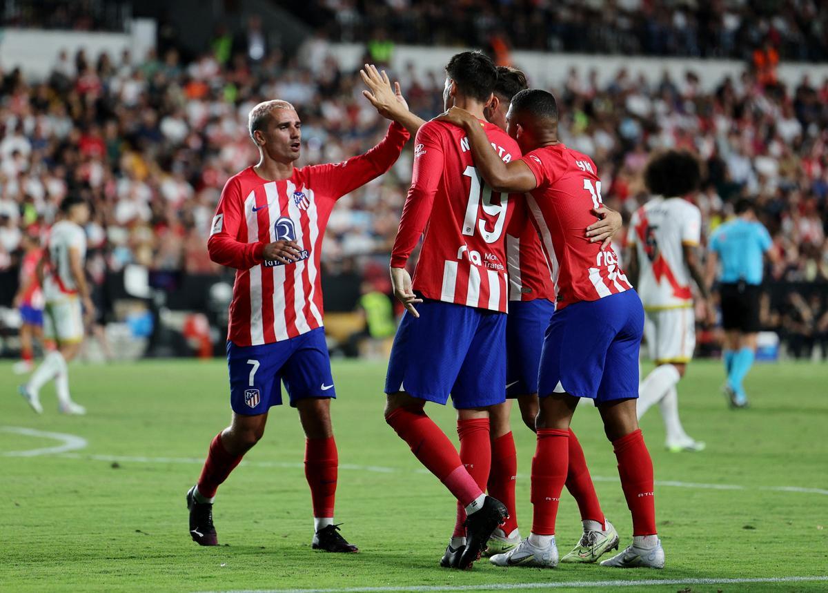 Los jugadores del Atlético celebran el primer gol de Morata ante el Rayo.