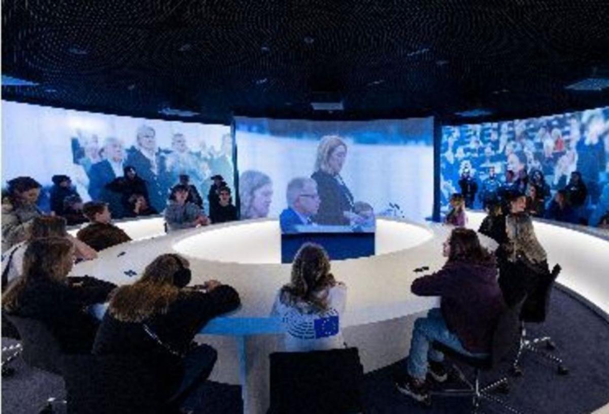 Sala audiovisual, con vídeos proyectándose en 360 grados. | P.E.