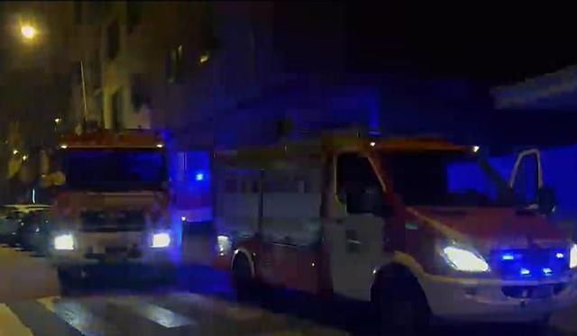 Equipos de los bomberos que sofocaron el incendio en Rianxo.