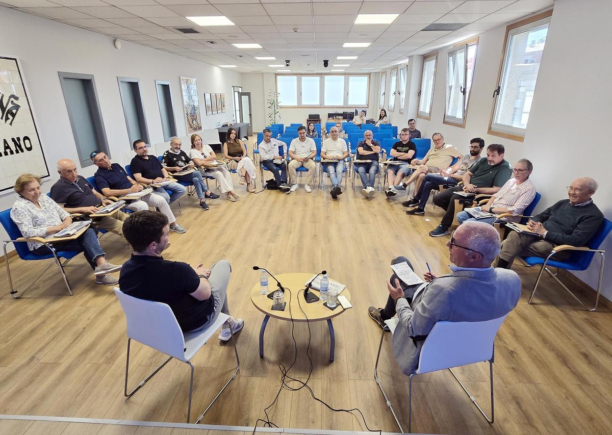 Encuentro de suscriptores de FARO con su jefe de Deportes, Juan Carlos Álvarez