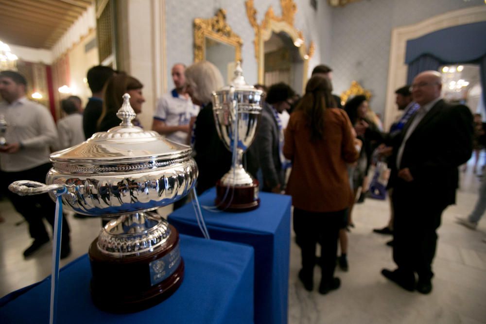 Unos 300 aficionados arropan al equipo de Rivero en el Ayuntamiento tras su ascenso a LEB Oro