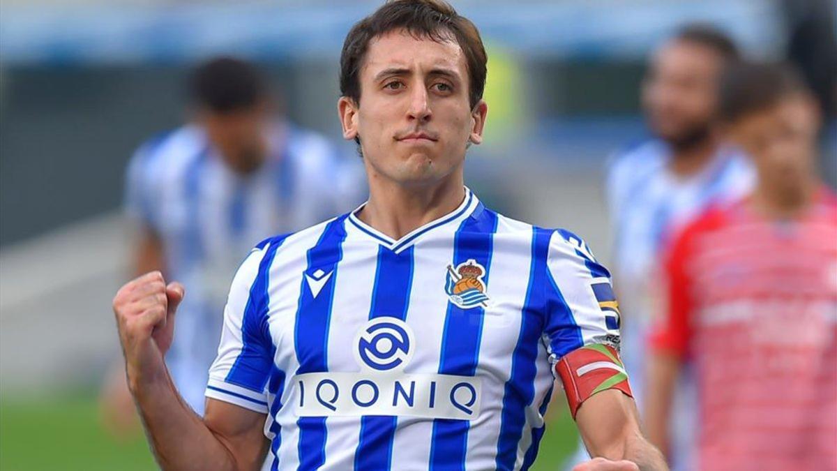 El delantero español de la Real Sociedad, Mikel Oyarzabal, celebra su gol durante el partido entre Real Sociedad y Granada en Anoeta