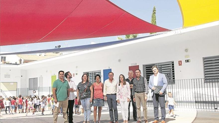 La Junta instala los toldos del colegio público Teresa Comino de Villafranca