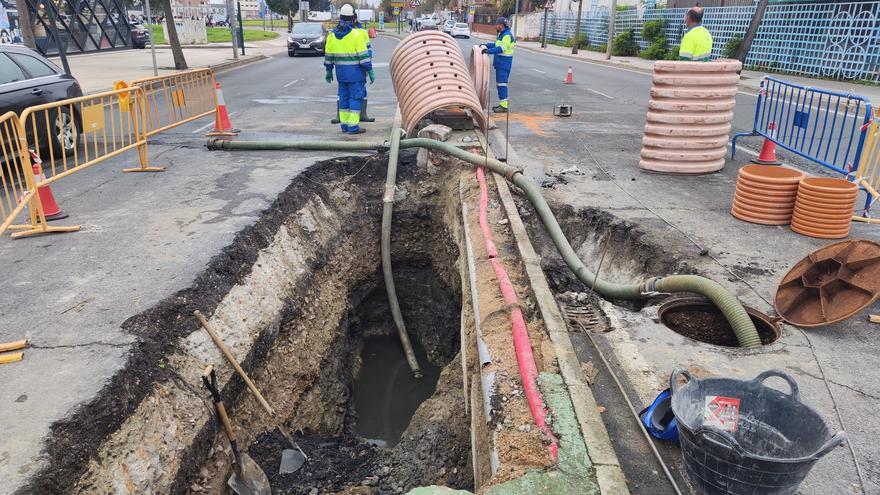 Una obra de Telefónica provoca un socavón en la red de saneamiento en Badajoz