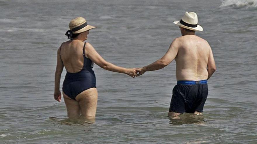 Bañistas en la playa Malva-Rosa.  |  F. BUSTAMANTE