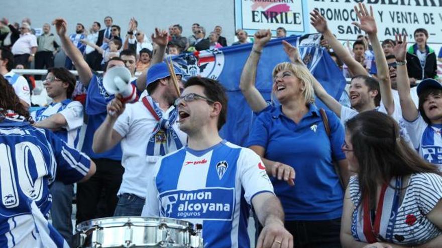 La afición del Alcoyano celebra una reciente victoria de su equipo.