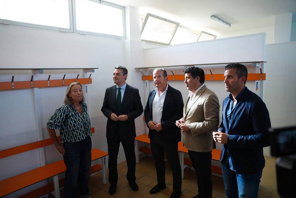 Visita de las autoridades a las instalaciones de El Naranjo, donde se han renovado también los vestuarios.
