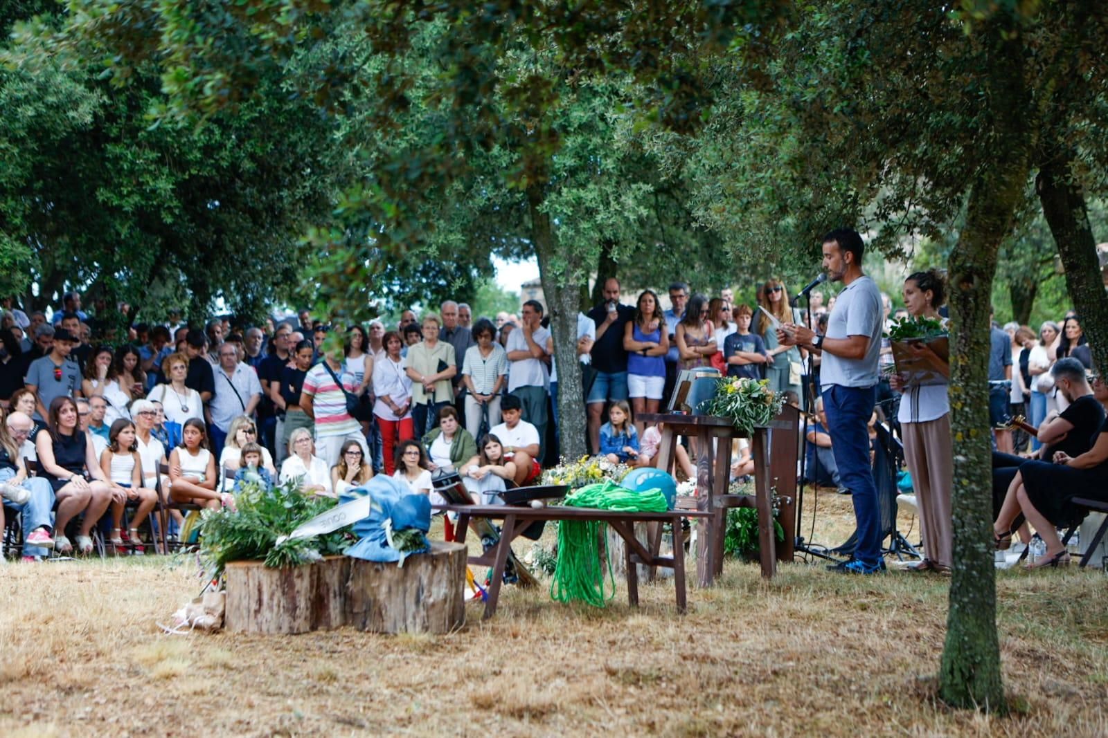 Centenars de persones acomiaden el puig-reigenc Esteve Carbonell, que va perdre la vida al pic Rulhe
