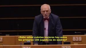 L’eurodiputada socialista Iratxe García posa al seu lloc l’eurodiputat polonès que denigra les dones.