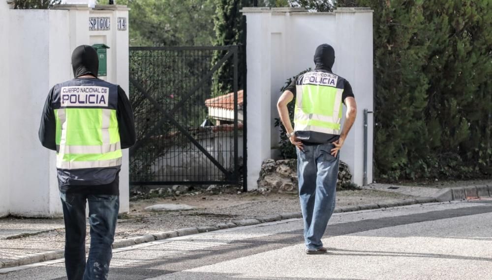 La Policía registra la casa del supuesto yihadista detenido en Cocentaina