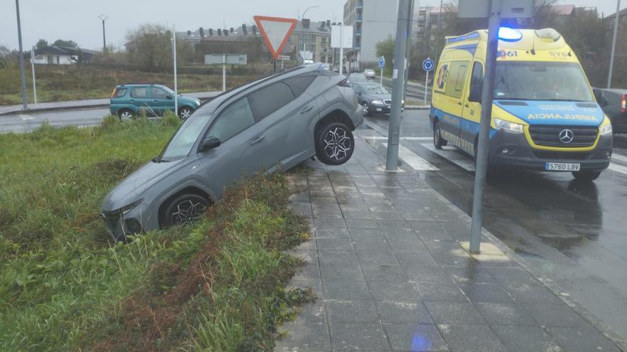 Nuevo accidente en la rotonda del &quot;donuts&quot; de A Estrada