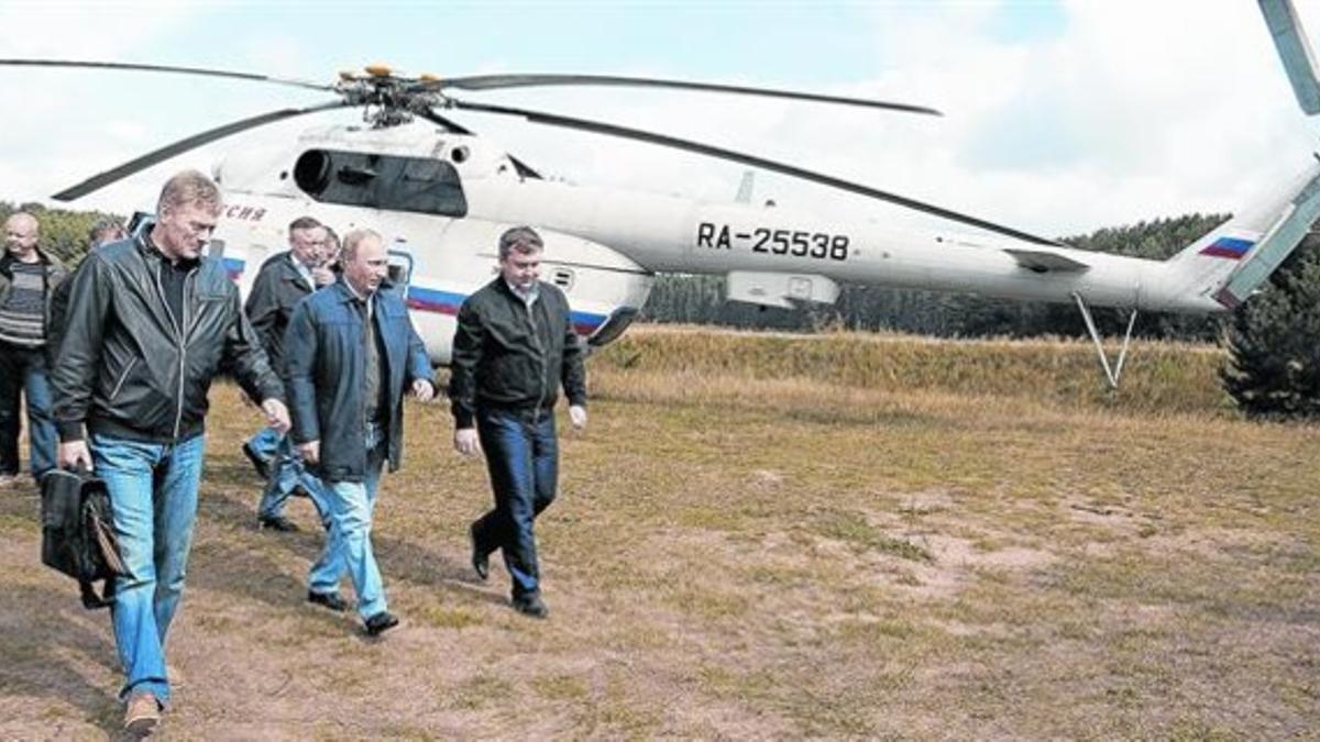 Putin, ayer, a su llegada a un campamento juvenil junto al lago Seliger