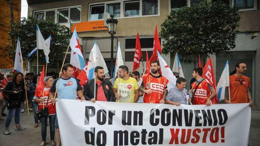 Participantes en la concentración del metal en la rúa Castelao de Vilagarcía. // Iñaki Abella
