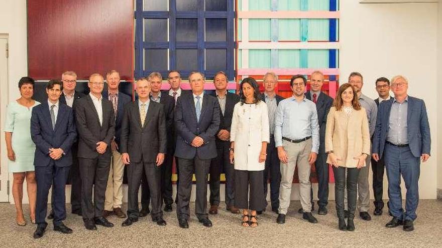 El presidente de la Barrié, José María Arias (c) con miembros de Effio.