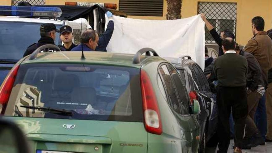 Momento en el que la policía científica busca huellas en el coche donde fue hallado el cuerpo en marzo de 2012.