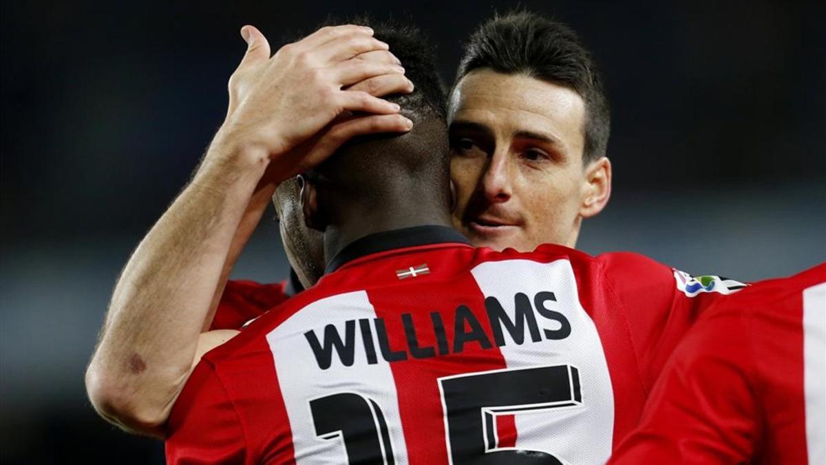 Aduriz celebra un gol con Williams