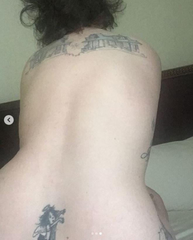 Lena Dunham mostrando los tatuajes de su espalda