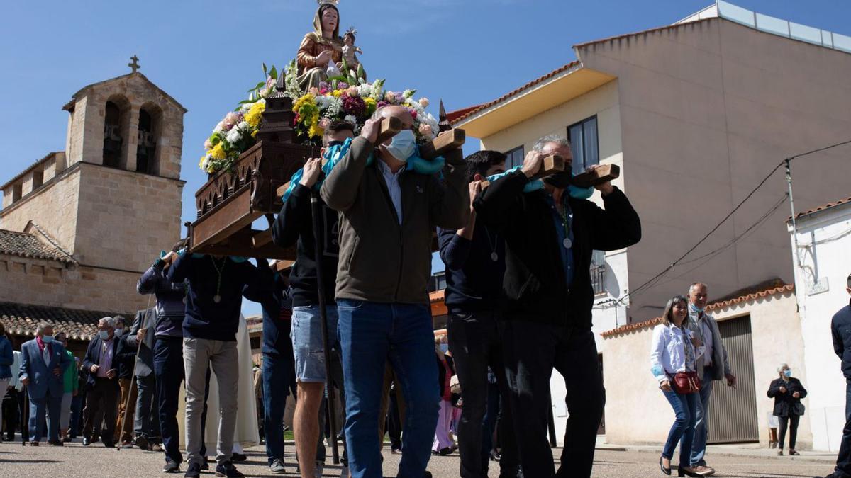 A la izquierda, la Virgen de la Guía inicia la procesión.  A la derecha arriba, autoridades y abajo la eucaristía en el santo Sepulcro | Ana Burrieza