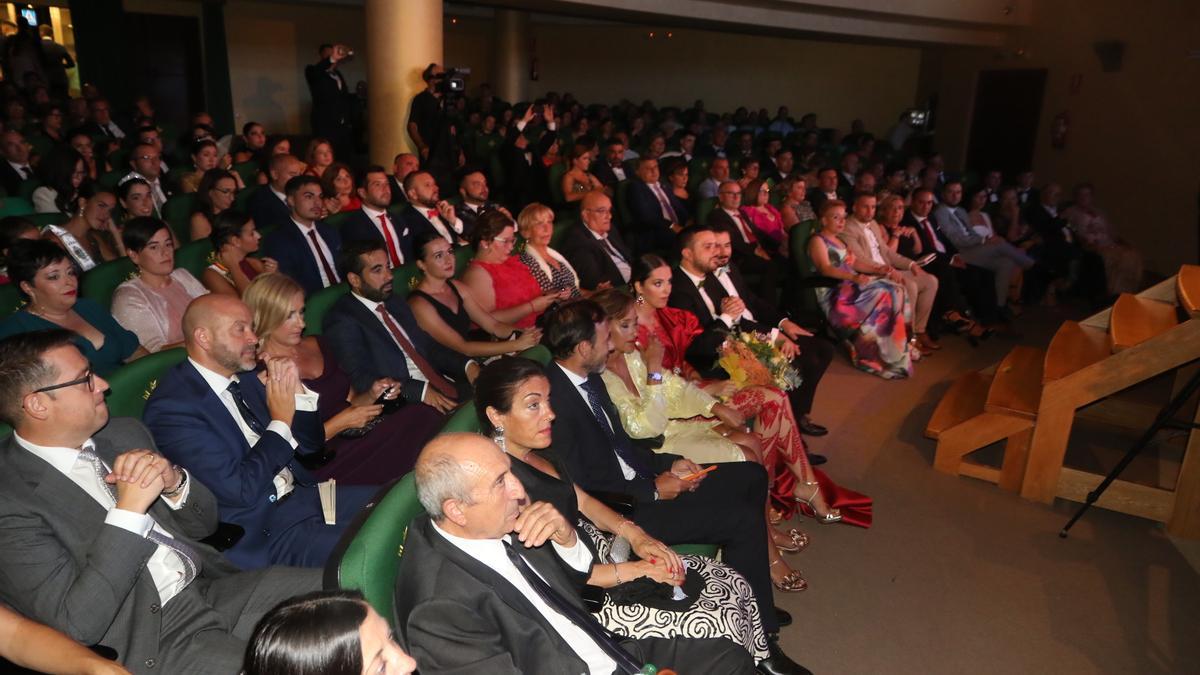 El auditorio de la Caixa Rural completó todo su aforo para acoger la proclamación de la reina de l&#039;Alcora.