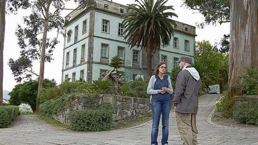 El edificio &quot;Stella Maris&quot;, el más importante de la isla de San Simón, que alberga una residencia.  // FdV
