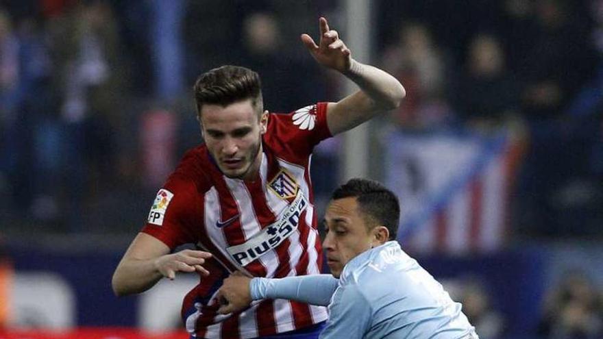 Orellana trata de frenar el avance de Saúl, ayer en el Calderón. // LOF