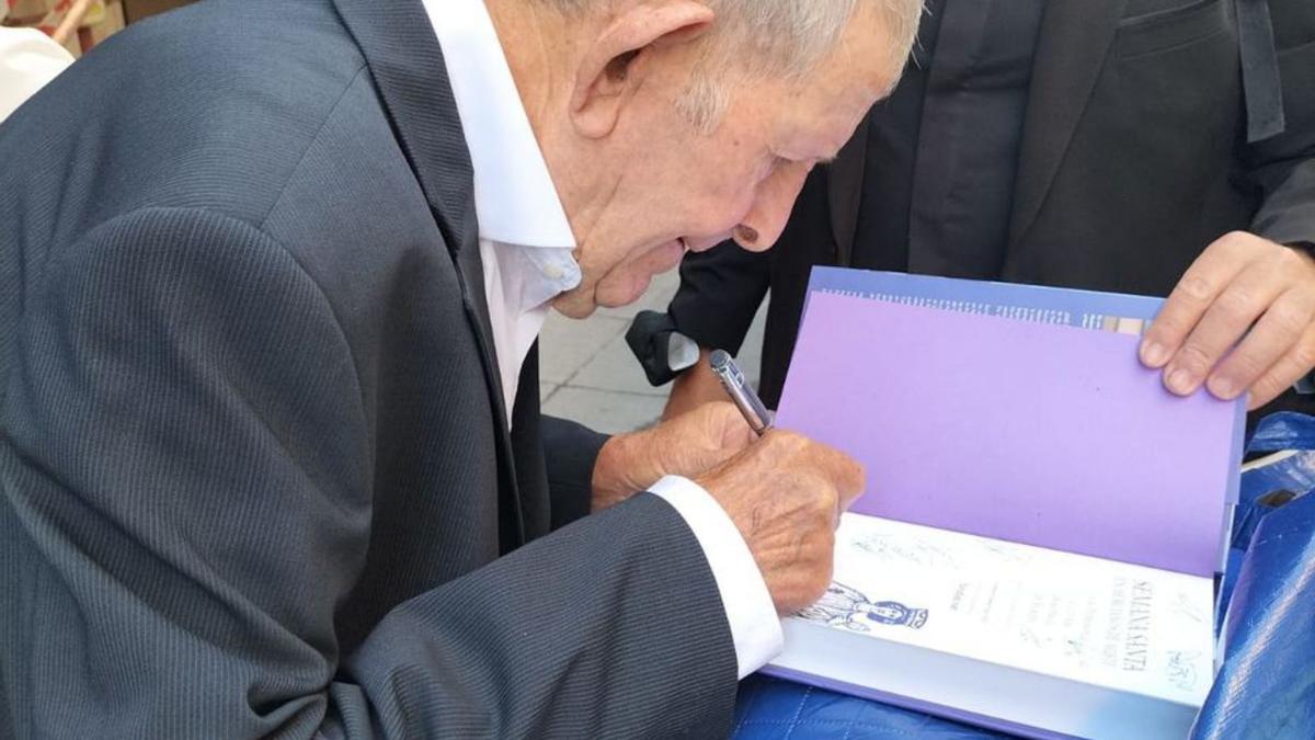 Dedicatoria de la cofradía del libro entregado al papa. | Cedida