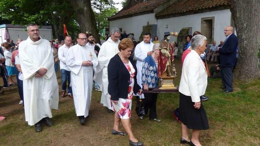 Tineo agasaja con misa de gaita a San Roque en la fiesta a la que &quot;se va siempre que se puede&quot;