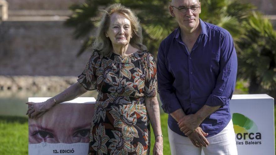 Annie Ernaux im Sommer 2022 auf Mallorca mit ihrem Sohn beim Atlàntida Film Fest.