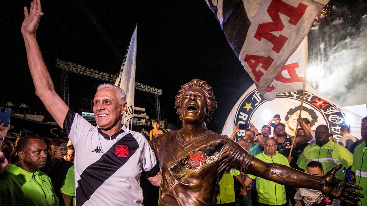Roberto, el día que inauguró su estatua en el campo Sao January, el 28 de abril de 2022. El brasileño fue ídolo indiscutible para la ‘torcida’ del Vasco