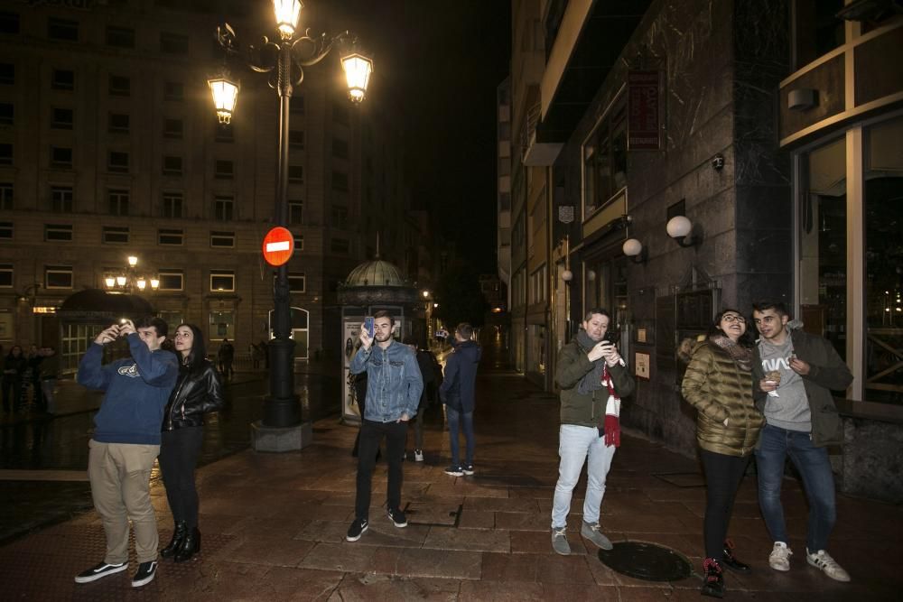 Izado de la bandera de España en Oviedo