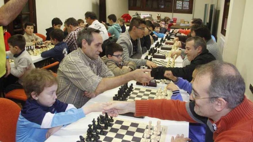Los participantes en el torneo, durante las partidas simultáneas de ajedrez. // Santos Álvarez
