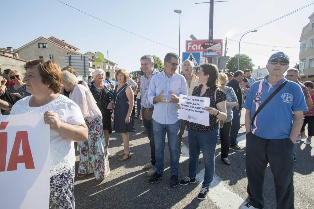 Más de un centenar de vecinos de Coruxo se echaron a la calle para reivindicar el puesto de pediatra // Cristina Graña