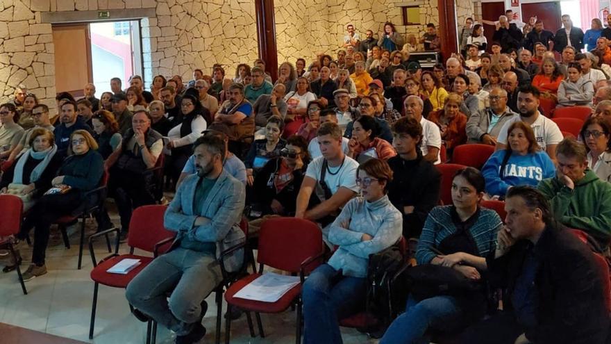 Panorámica del aforo del centro cultural del Escobonal durante la asamblea vecinal.