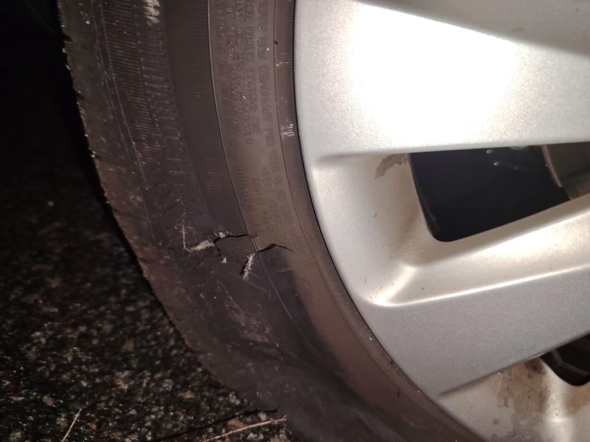 Denuncian que clavan tornillos en las ruedas en el sociosanitario de Plasencia.