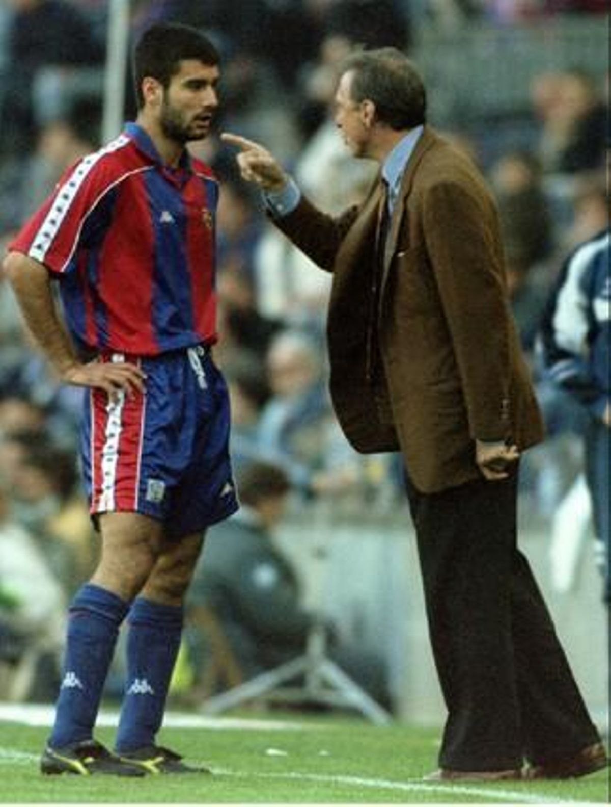 Johan Cruyff dóna indicacions a Guardiola durant un partit de Lliga entre el Barça i la Reial Societat de la temporada 95-96.