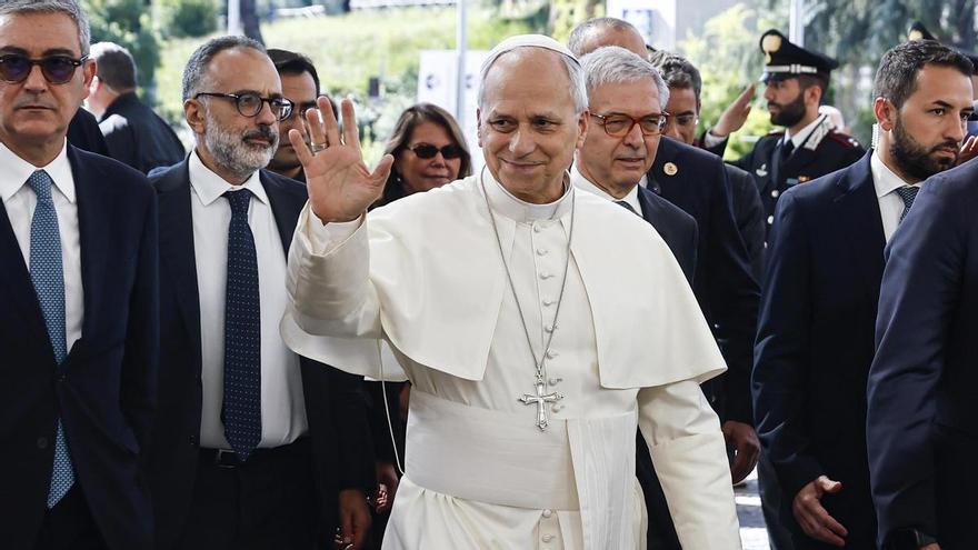 Fieles y religiosos rezan por la salud del papa León XIV en el hospital donde le operan del pulmón