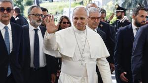 Fieles y religiosos rezan por la salud del papa León XIV en el hospital donde le operan del pulmón