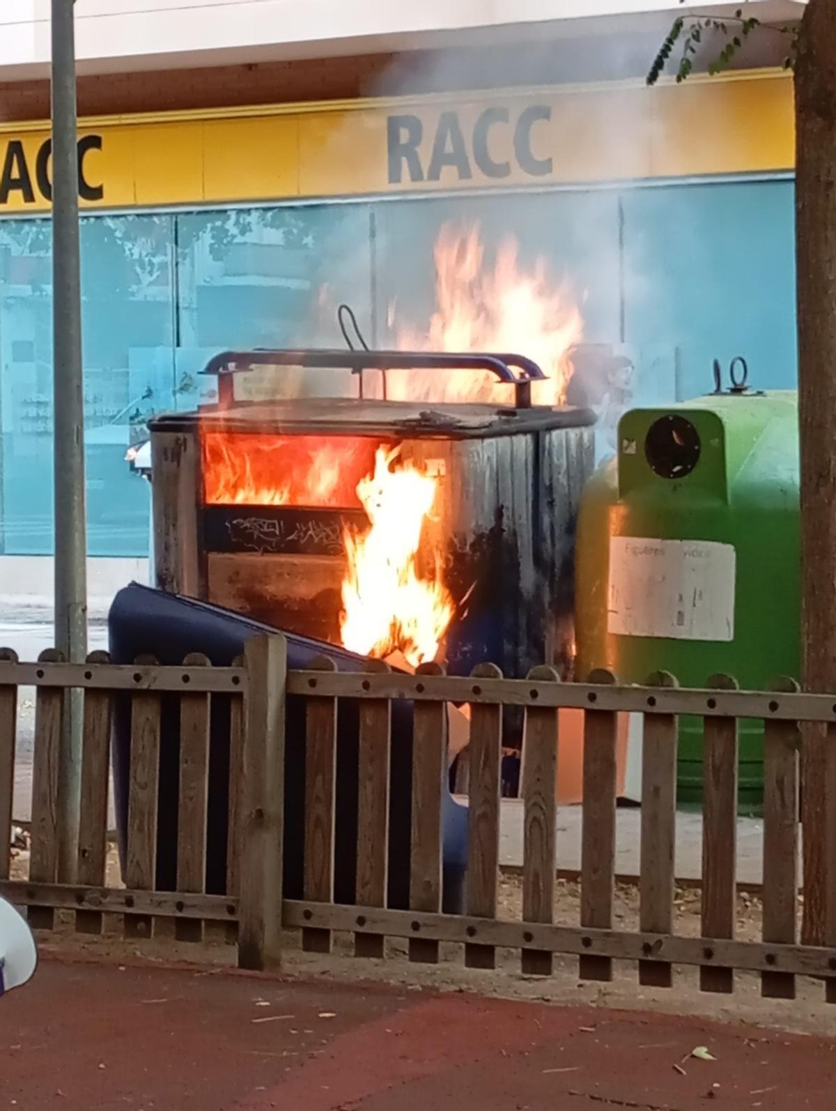 Les imatges de l'incendi als contenidors de Figueres