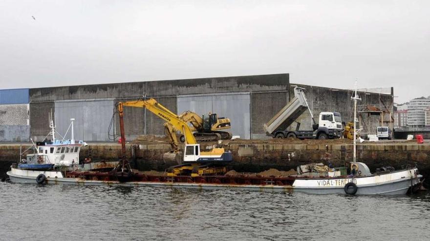 Operación de traslado de áridos a la explanada de la dársena 2 del Puerto de Vilagarcía.  // Noé Parga