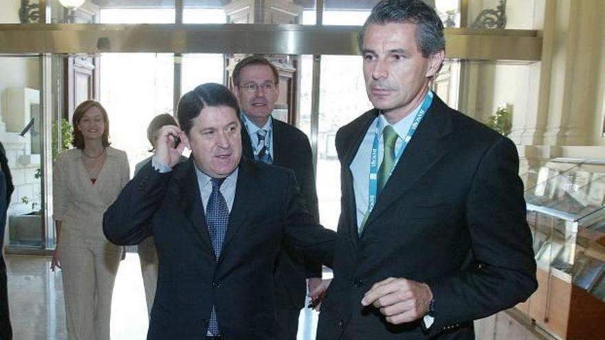 José Luis Olivas y Fernando García Checa, presidente y director de Bancaja, en una imagen de 2004.