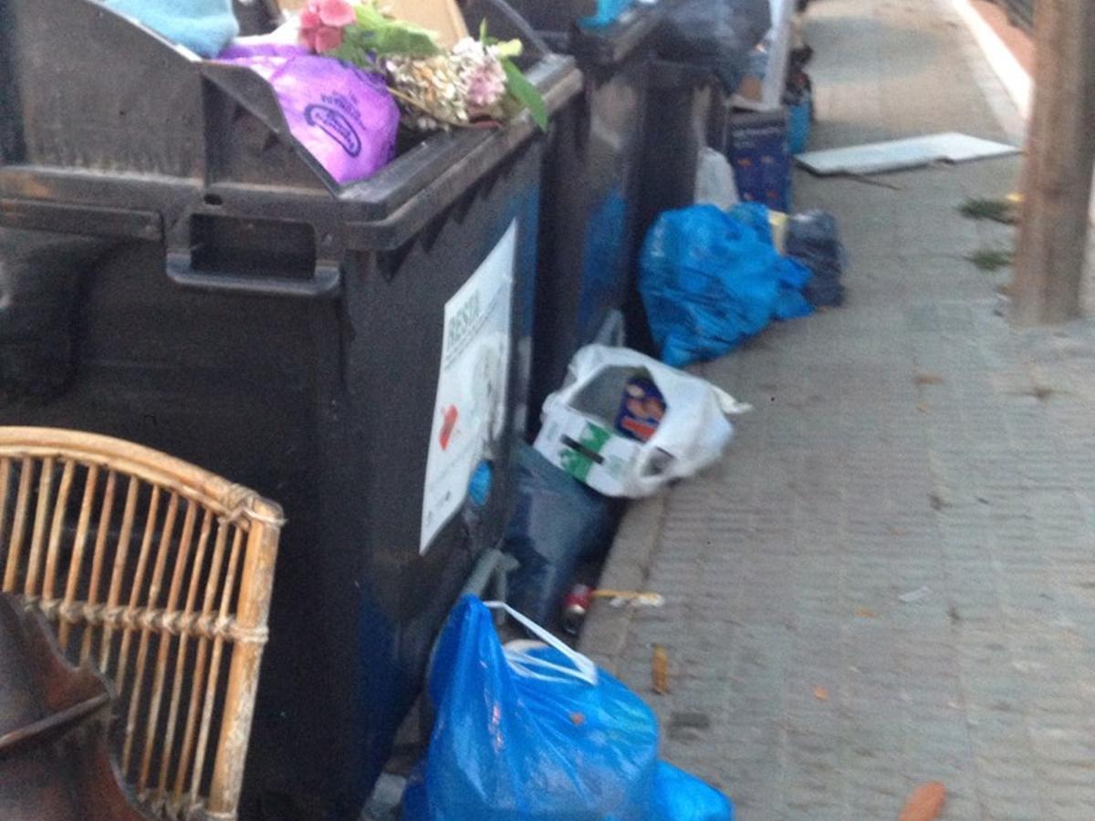 Basura acumulada en Calella de Palafrugell.