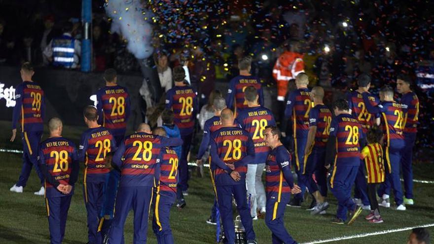 El FC Barcelona celebra el doblete con su afición