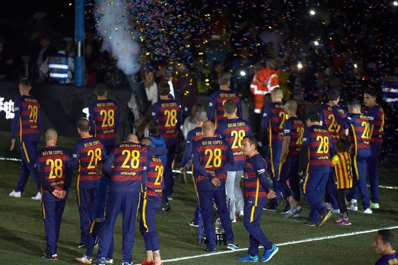 El FC Barcelona celebra el doblete con su afición