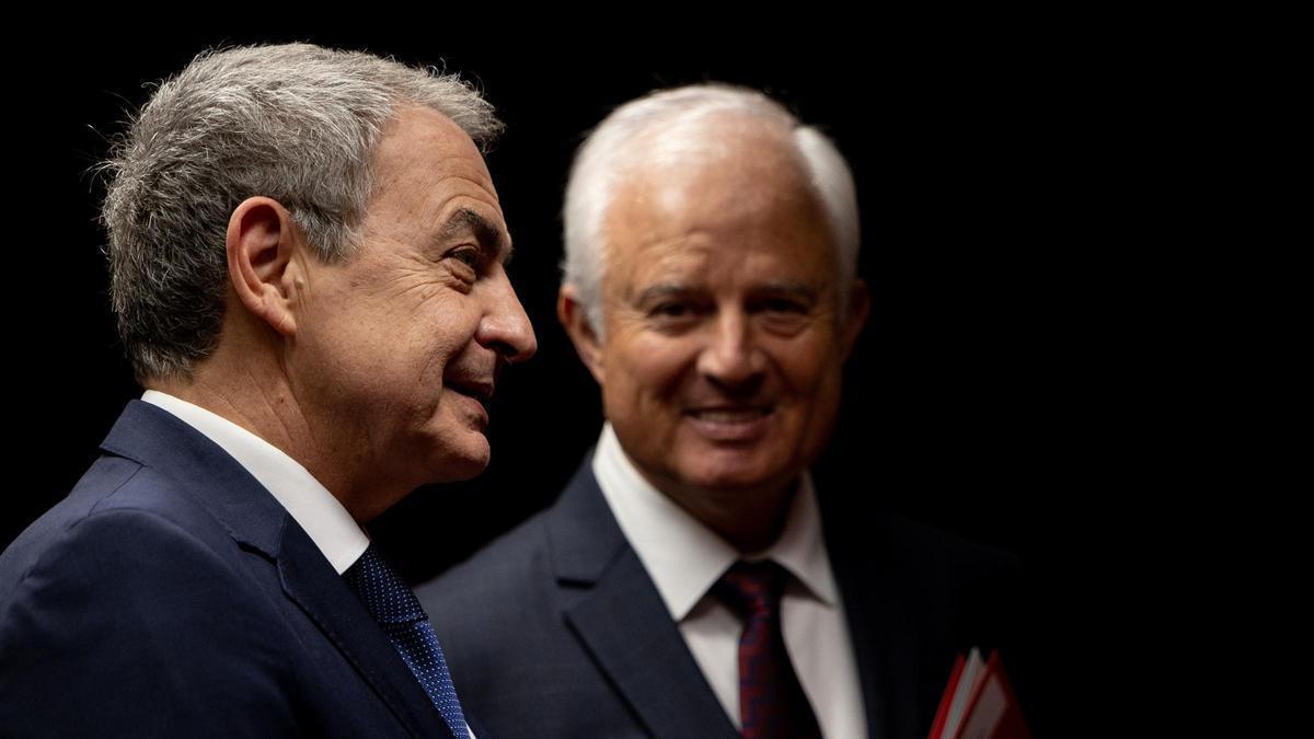 El expresidente José Luis Rodríguez Zapatero, en su declaración en el Senado. Al fondo, el aragonés Eloy Suárez.