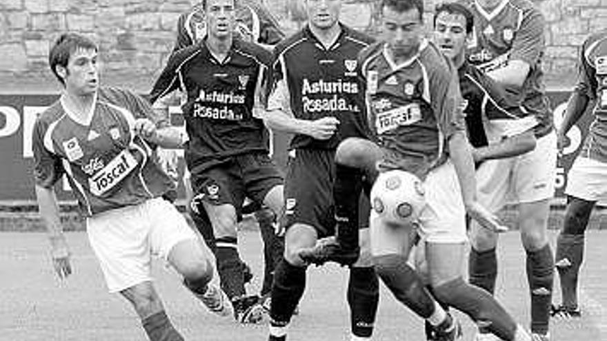 Miki, José Ángel y Rubén Suárez, entre algunos jugadores del Praviano.