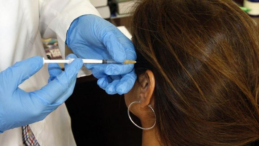 Un neurólogo inyecta a una paciente bótox, uno de los tratamientos para la migraña crónica.