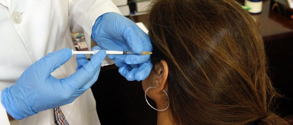 Un neurólogo inyecta a una paciente bótox, uno de los tratamientos para la migraña crónica.