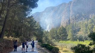 Los bomberos trabajan en la extinción de un incendio en Benimantell