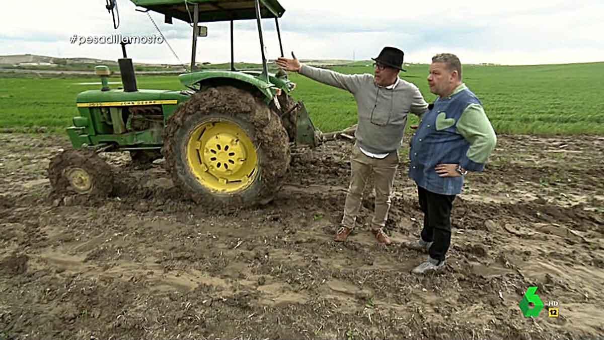 El tractor va mejor con vino que con gasoil. Tú y yo somos tres